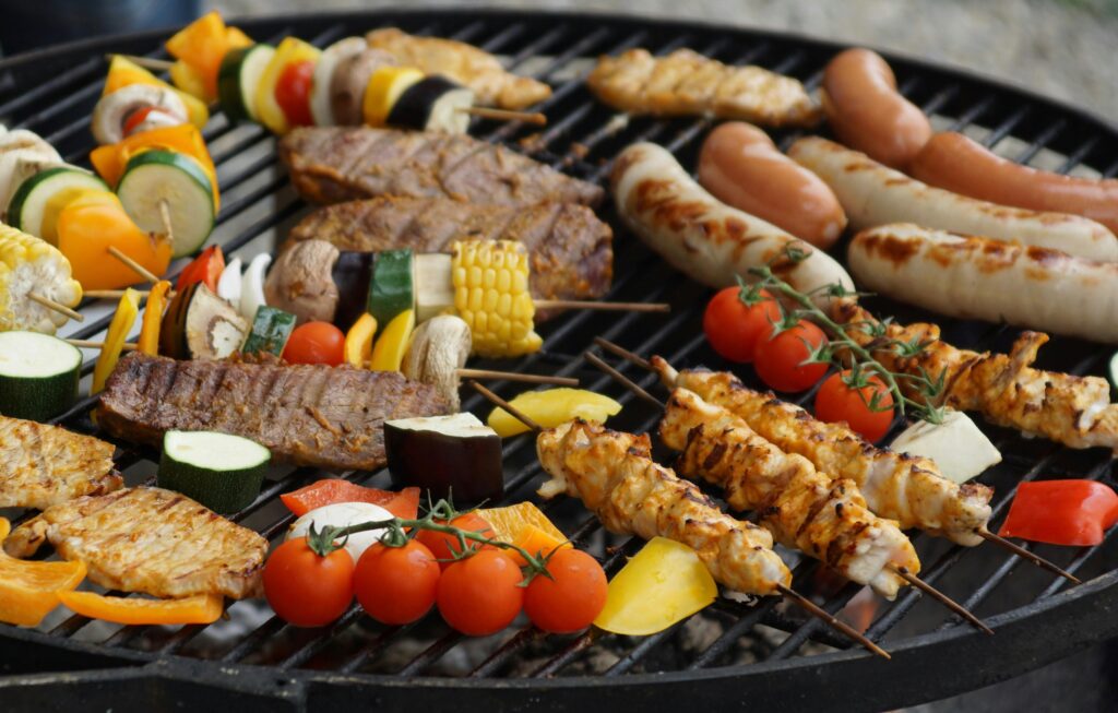 pexels-photo-533325-533325-1 A vibrant assortment of grilled meats, sausages, and vegetables on a barbecue grill.